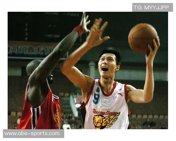 七年前的今天广东男篮球星易建联成功突破CBA万分大关庆祝辉煌成就 七年前的今天广东男篮球星易建联成功突破CBA万分大关庆祝辉煌成就