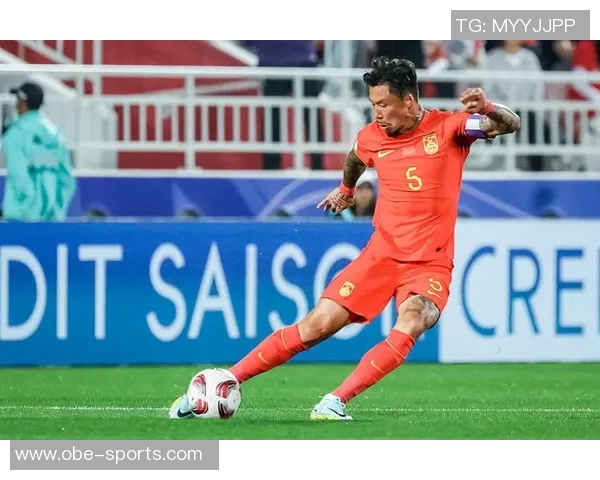 张琳芃与林加德场上冲突激烈主裁判果断出示黄牌警告两人